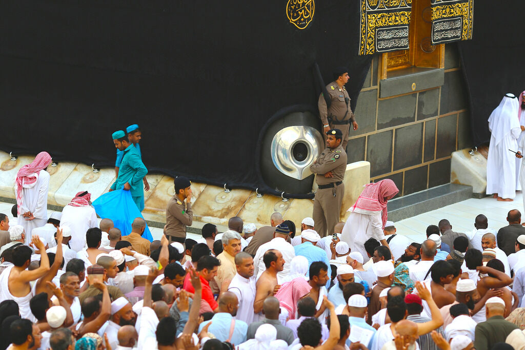 The Importance and Spiritual Value of Hajr al-Aswad