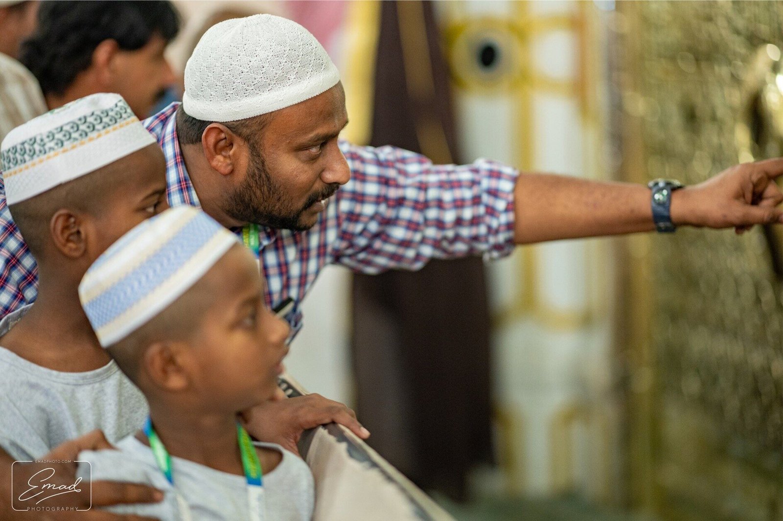 A father pointing out the Rawdah to his two young sons