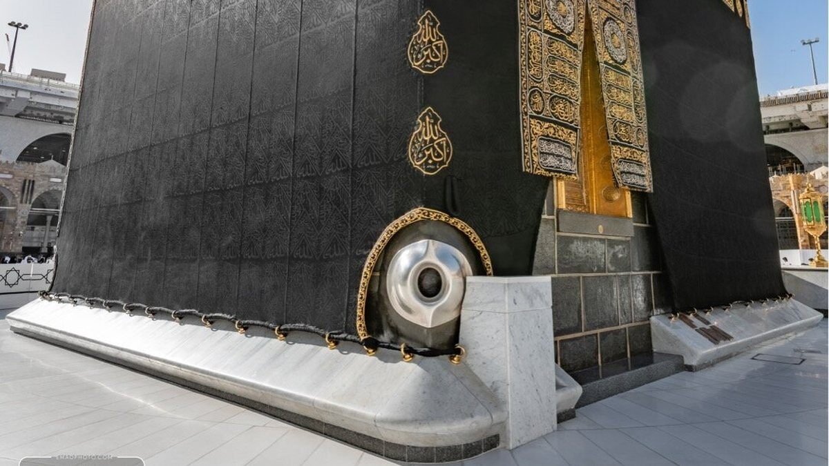 The corner of the Kaaba with the Black Stone in its silver frame, seen from the Mataf floor