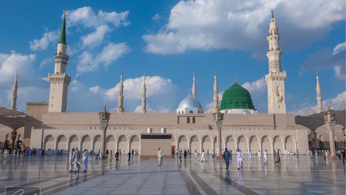 The Green Dome and minarets of Al-Masjid An-Nabawi in Madinah under a clear sky