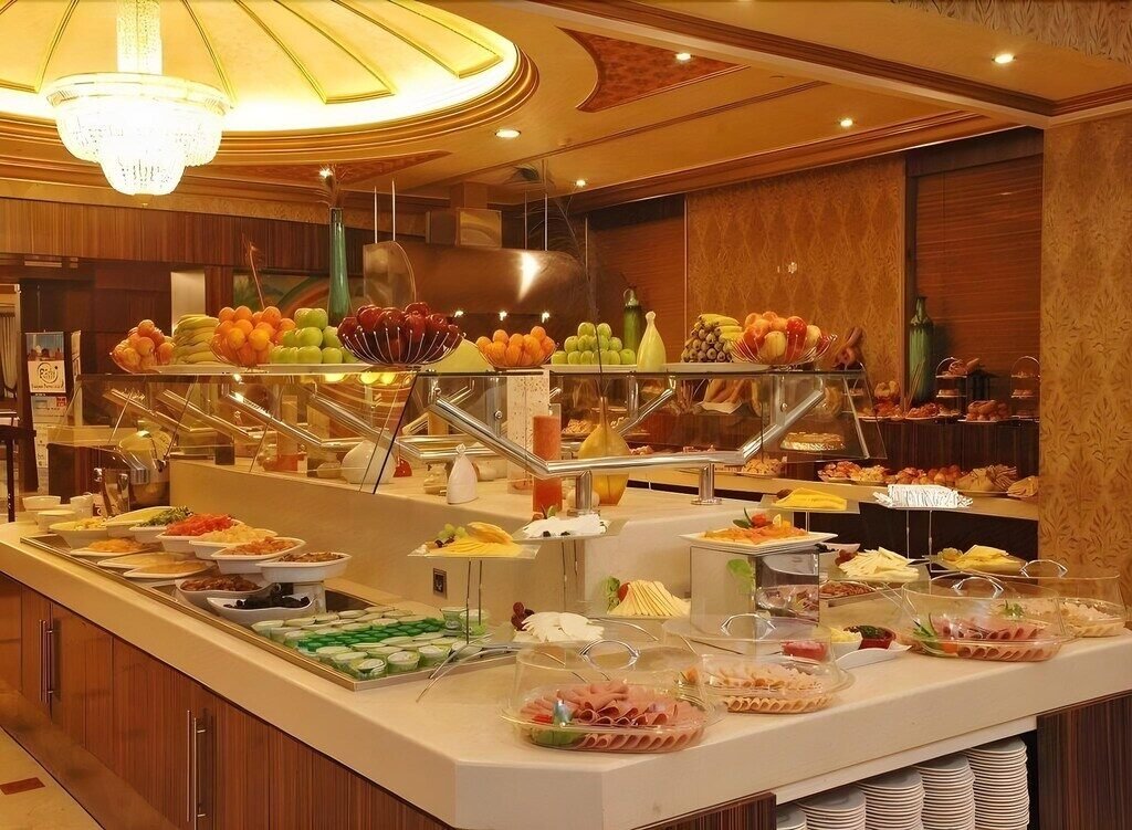 Open-buffet breakfast selection at Maden Hotel
